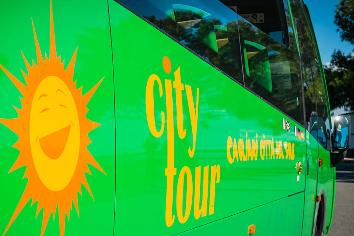 Cagliari mit dem Bus besichtigen Piazza Italia Costarei